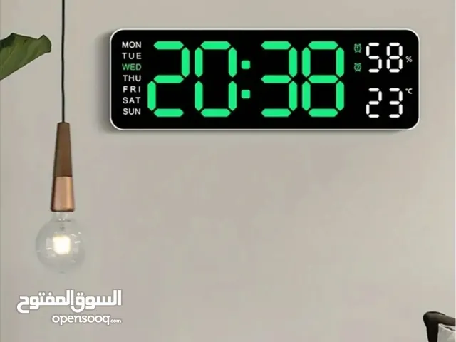 ساعات حائط مضيئة بشكل جذاب اقرا الوصف