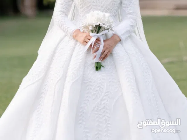 فستان زفاف مطرز ومعه طرحه مطرزه استعمال شخصي للبيع البيع باقل من نصف السعر