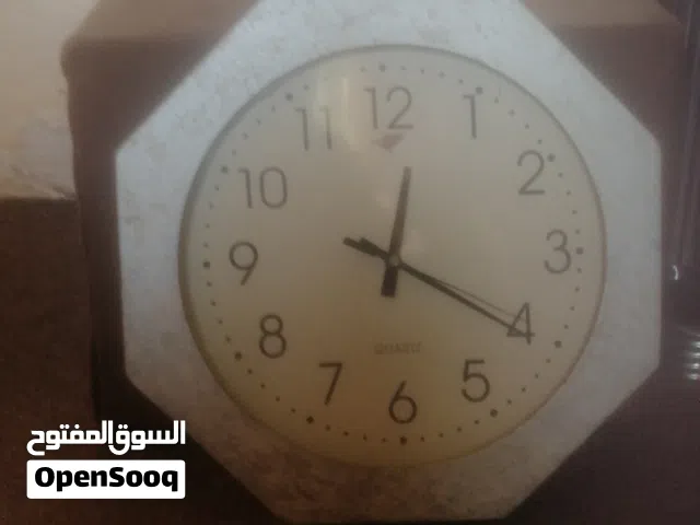 ساعتين للبيع بحاله ممتازه وفي كمان طاولات للبيع اقرا الوصف لو سمحت