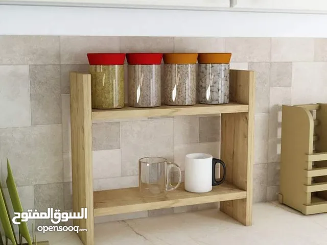 رف مصنوع من أجود أنواع الخشب تمكنكم من تخزين الاواني في المطبخ بطريقة أنيقة وجدابة