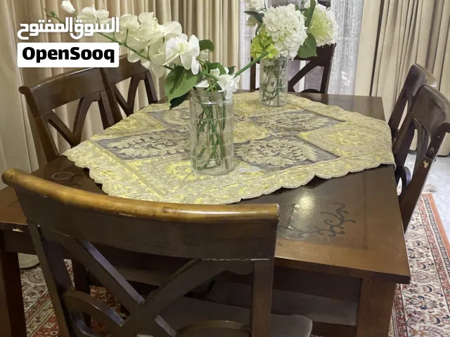 طاوله بحاله ممتازه مع 6 كراسي