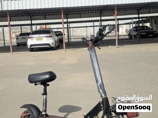 سكوتر حديد مستعمل شهر او اقل بقرطاسه يلي جاد يجي واتس يجي معاه مفتاح و شرش