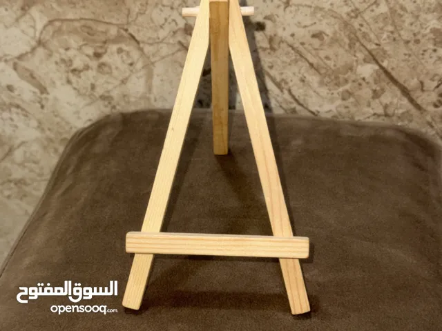 ادوات رسم ، ستاند خشبي صغير مع فرش رسم متوسطة الحجم