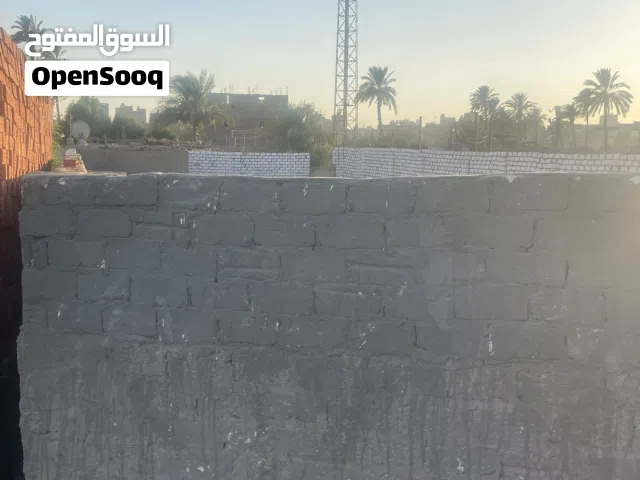قطعة ارض مساحة 300متر مسورة على طريق أسيوط بها مياه وكهرباء تصلح مخزن او معرض سيارات او مغسلة سيارات