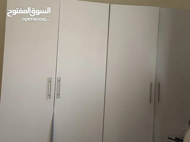 خزانة أربع أبواب بحالة ممتازة للبيع المستعجل