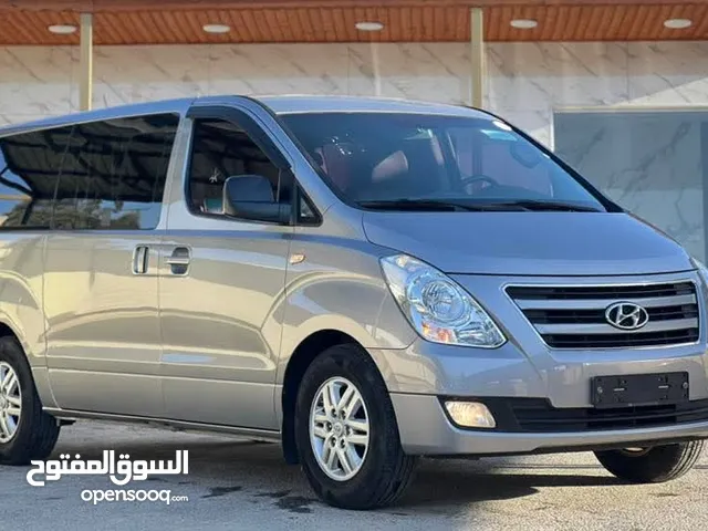 باصات حديثه10 مقاعد للايجار مع السائق فقط لجميع انحاء المملكة مطار الملكة علياء وجسر الملك حسين..