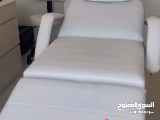 كرسي ينفع للمكياج او للمساح او لتركيب الرموش مستعمل استعمال خفيف (معه كرسي صغير)بحالة ممتازة للبيع