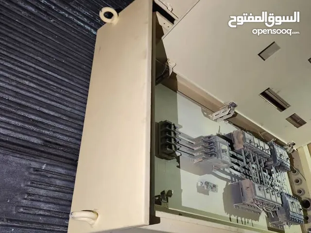 للبيع خزانة كهرباء مستعملة معروض للبيع خزانة كهرباء حديد مستعملة بحالة جيدة، تحتوي على قواطع ومعد