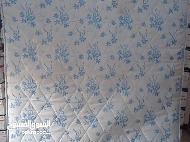فراش زوجي نظيف شبه جديد