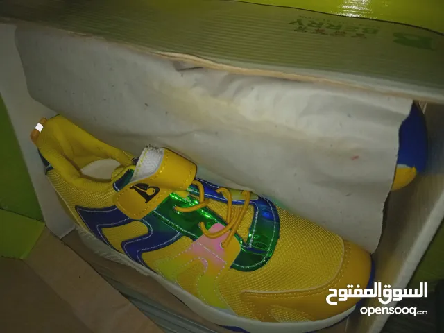 أحذية رياضية بناتي وأولاد للبيع جملة