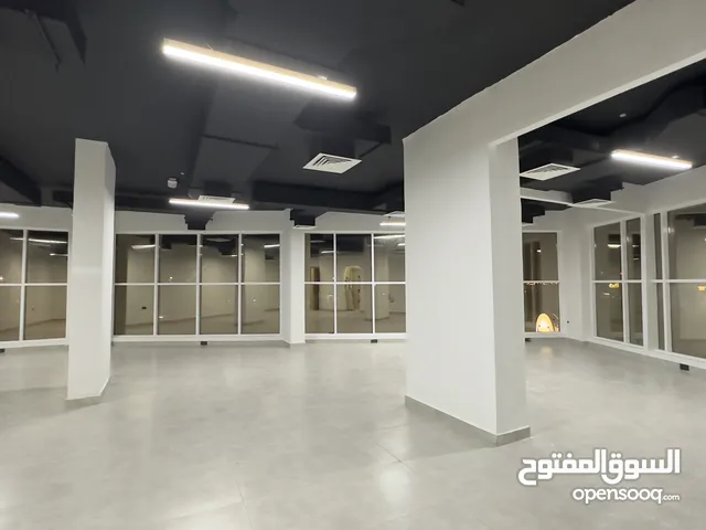 للإيجار مكتب تجاري واجهة على شارع مزون