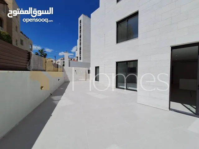 شقة مع حديقة للبيع في عبدون بمساحة بناء 215م