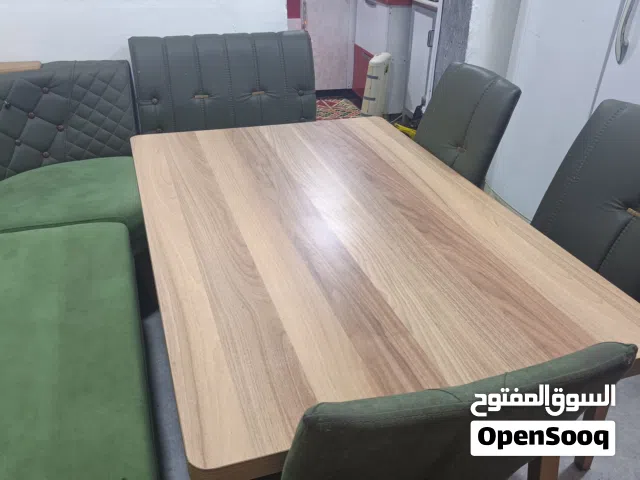 ميز كراسي تركي مع كرسي اطفال نوعية ممتازه جداً نوع تركي الصنع نظيف جداً وبي مخزن تحت القنفه مع كراسي