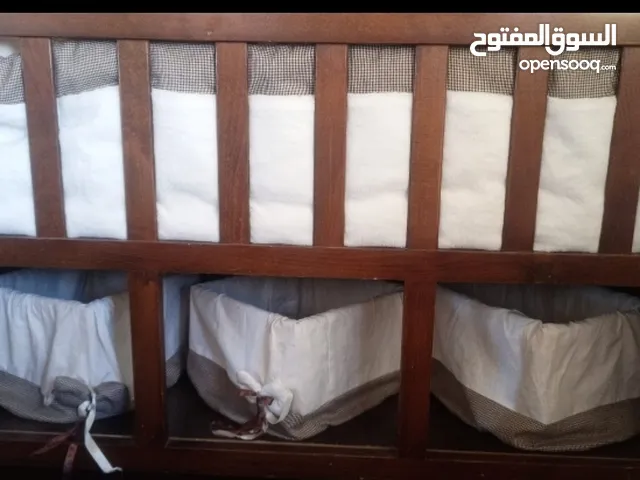 تخت بيبي مع ناموسيه بحالة الوكاله خشب زان