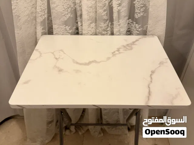 طاولة قابلة للطي ومخدات
