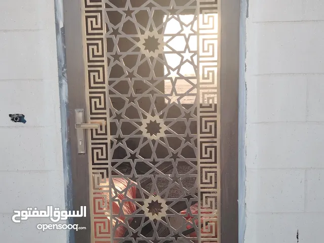 باب حديد جديد مترين طول و 90 سم عرض