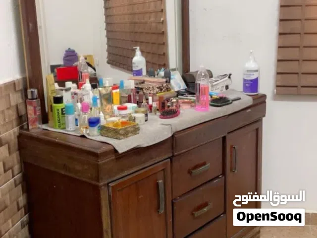 تخت. مع فرشه.   خشب. نخب.