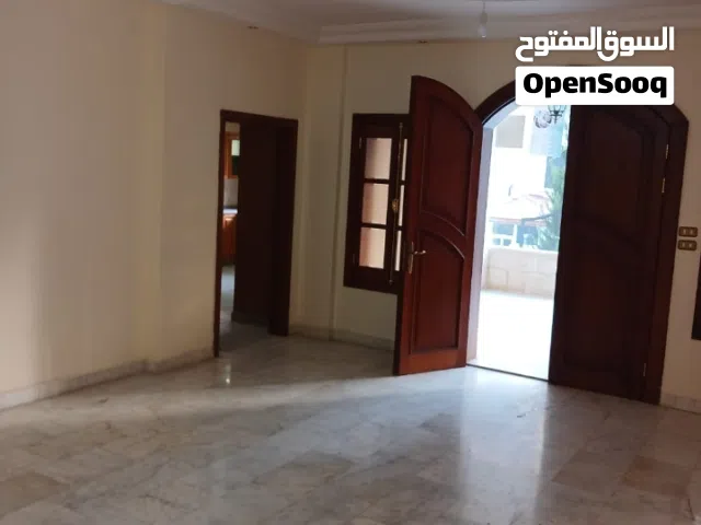 شقه فارغه طابق أرضي شبه فيلا للايجار