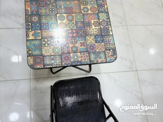 طاولة مع 2كراسي