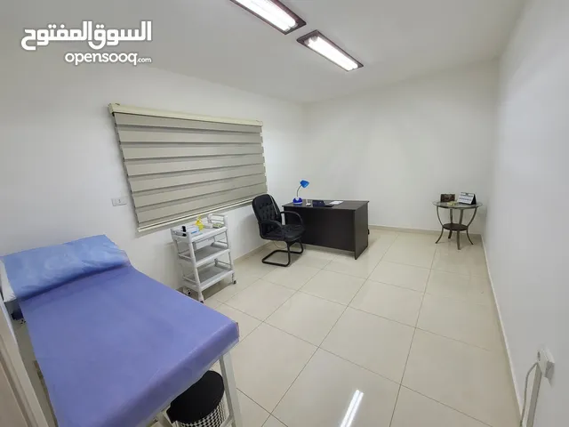 غرفة ضمن مركز طبي للايجار في منطقة حيوية تصلح كعيادة اختصاص او تجميل او علاج طبيعي