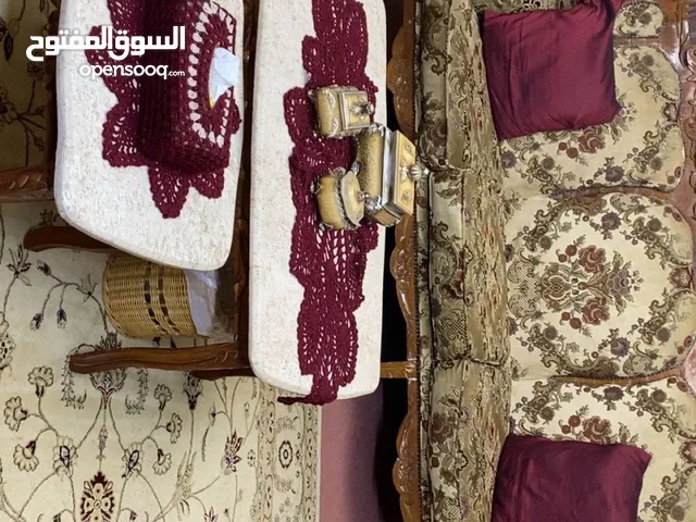طقم كنب مصري دمياطي مع طاولات رخام عدد 4 بحاله ممتازه جدا