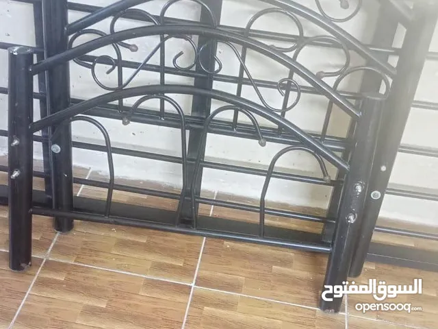 تخت وكاله مع فرشه حديد لا هو مصدي ولا اشي كلو جديد اسدخدام اسبوعين بس هو الو فتره مذبوب السعر 35 نها