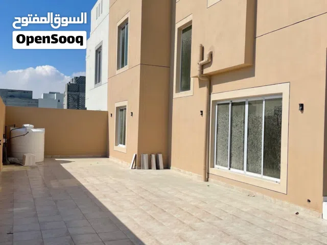 302 m2 5 Bedrooms Townhouse for Rent in Southern Governorate Jaww