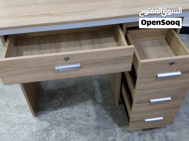 مكتب للدراسه و مريح جداً للدراسه بسعر جيد جداً بدون كرسي