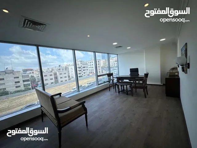 مكتب مميز وجاهز وذو اطلالة جذابة في منطقة حيوية