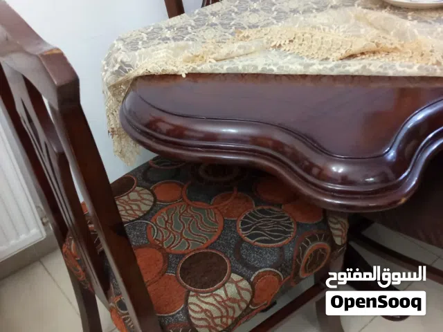 طاولة سفرة مع كراسي عدد 8 للبيع