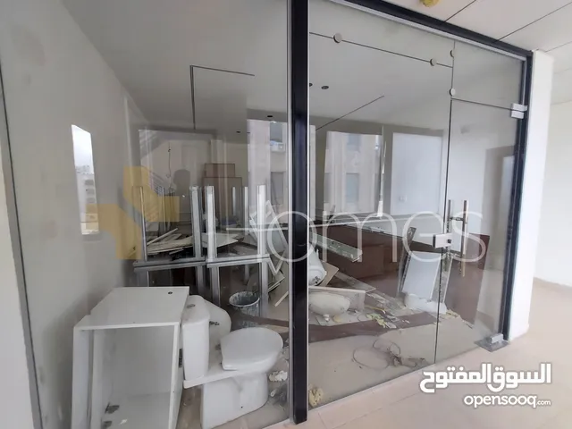 مكتب طابق اول بموقع مميز جدا وحيوي للايجار في ام اذينة ، بمساحة 50م