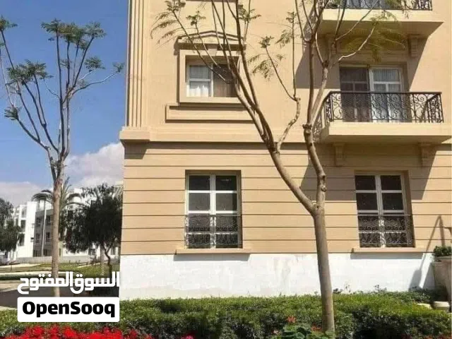 معايا شقة عايزة أبيعها متشطبة بالكامل في كمبوند هايد بارك بالتجمع الخامس الكمبوند ساكن و عايش بالفعل