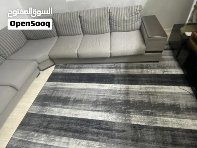 سجادة عصرية للبيع بحالة جيدة المقاس: 3.5 متر × 4 متر دا