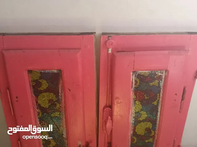 2 شباك خشب بالسلك مستعمل بحاله جيده  وشفاط مستعمل
