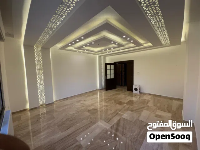 شقة شبه جديدة (خلف المدارس العالمية و كلية لومينوس)