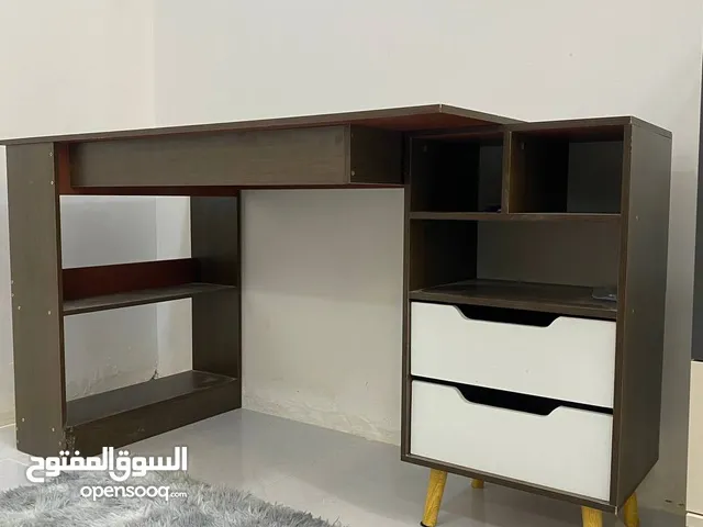 ميز دراسة بني أنيق بحالة ممتازة –