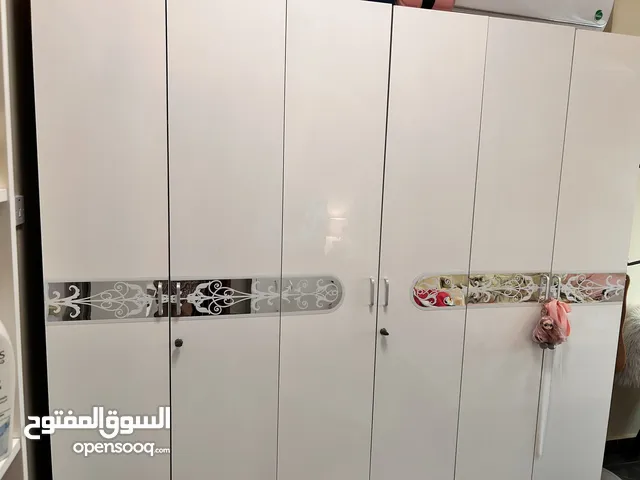 خزانة ملابس ف حالة الجديد نظيفه جدا للبيع