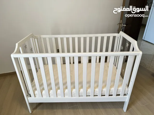 Baby crib white