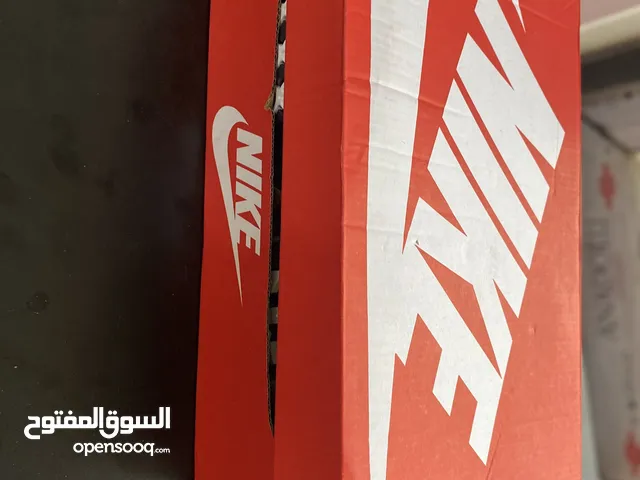 حذاء نايك جديد