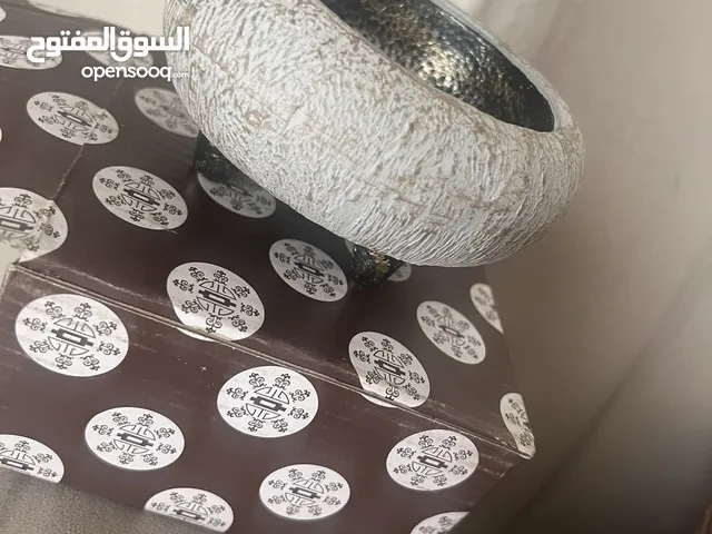 طاولةًواغراض للبيع ولوحة كبيرة جديد