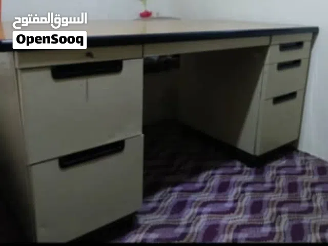 مكتب مع كرسي نظيف جداً