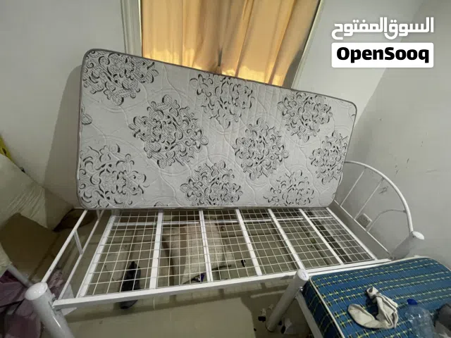 سرير عرض 90 سم + مرتبة بحالة الجديد سعرهم 15 دينار