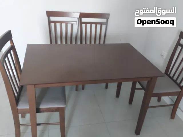 طاولة مطبخ مع اربع كراسي في حالة جيدة جدا استعمال اربع اشهر فقط