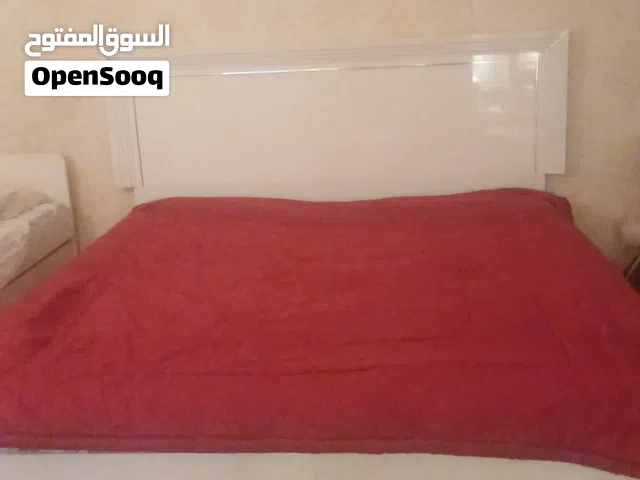 سرير للبيع بحاله ممتازة عرض متر وخمسين وطول مترين بدون فرشه السعر 20