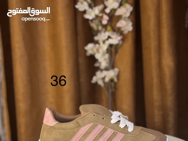 تصفية محل احذية نسائية 40 زوج مريحة وخفيفة