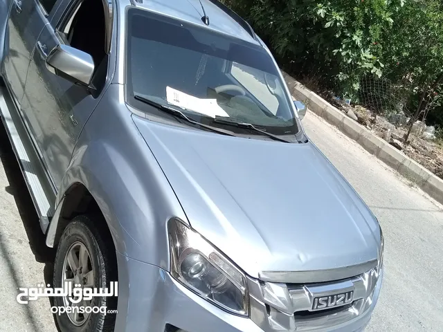 Isuzu D-Max 2016 in Ajloun