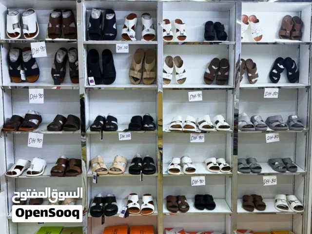 محل ملابس رجاليه وطنيه للبيع
