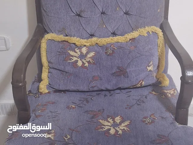 طقم كنب 4 قطع للبيع – بحالة مناسبة للتنجيد ومثالي للي بحب يجدّد ويعمله على ذوقه