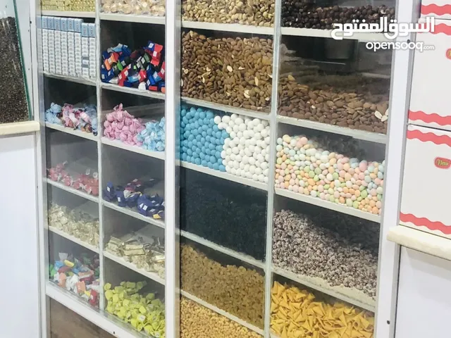 فترينة عرض شكلاطة ومكسرات 32مربع بار خشب ndf أرتفاع متر عرض 3متر -10سنتمر سطح رخام اسكفالي5ارفف3متر