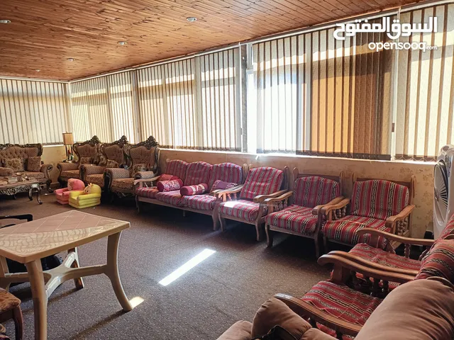 طقم مرس لغرفة جلوس بحاله جيده عدد 5مفرد وقطعه ل3 أشخاص